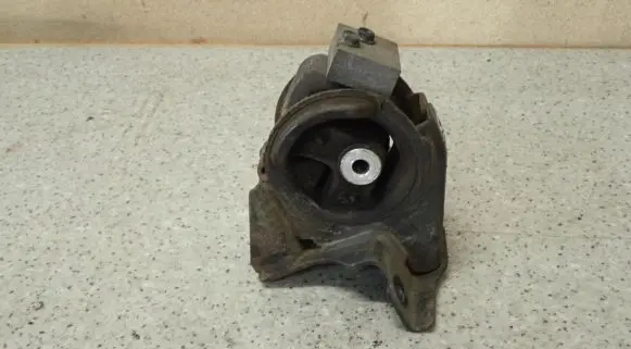 Engine mount vacuum valve
