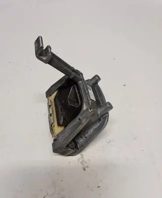 Volkswagen PASSAT B8 Engine mount bracket 3Q0199262J