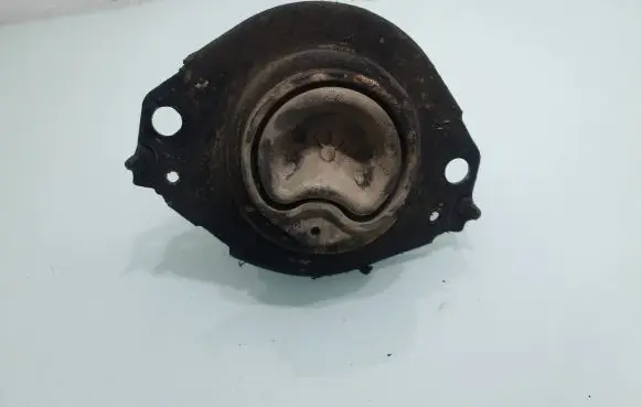 Jeep Grand Cherokee Engine mount bracket