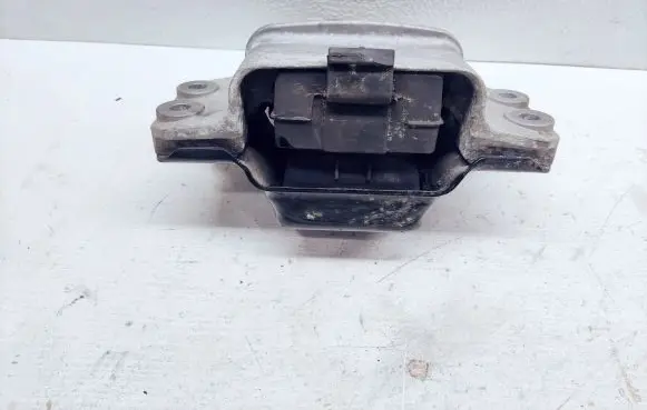 Volkswagen Touran I Engine mount bracket 1K0199555