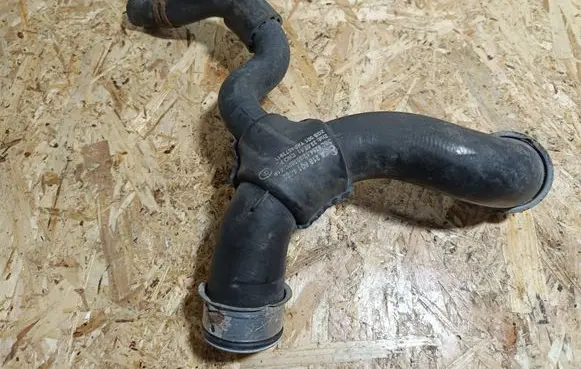 Mercedes-Benz CLS C218 X218 Engine coolant pipe/hose A2185011182