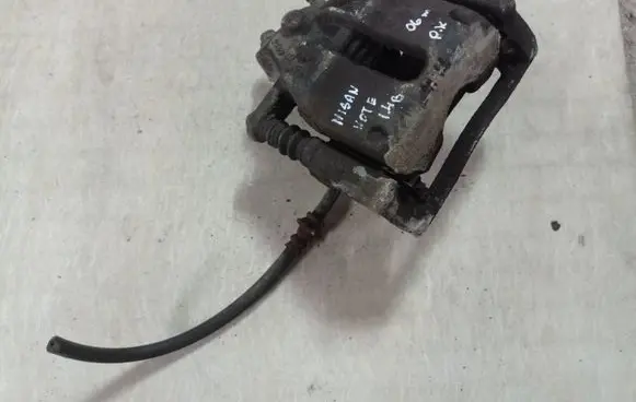 Nissan Note (E11) Front brake caliper