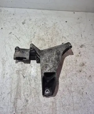 Engine mounting bracket
