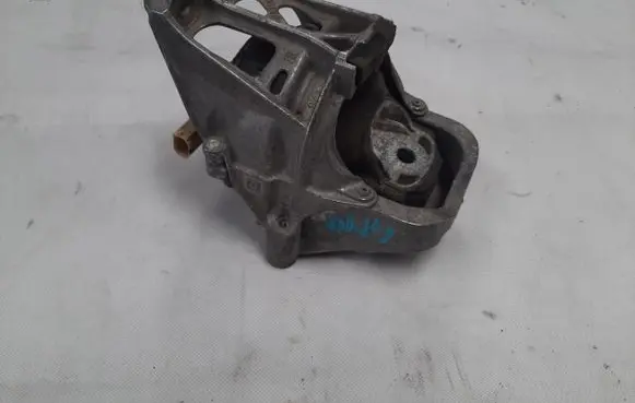 Engine mount vacuum valve