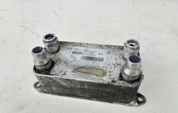 Mercedes-Benz Vito Viano W639 Engine oil radiator A0995002300