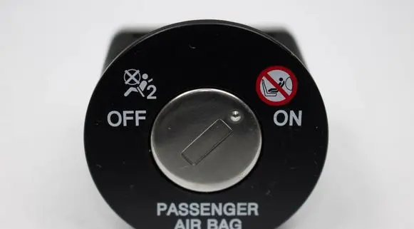 Hyundai i30 Passenger airbag on/off switch 