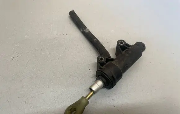 BMW 1 E82 E88 Clutch slave cylinder 6758822