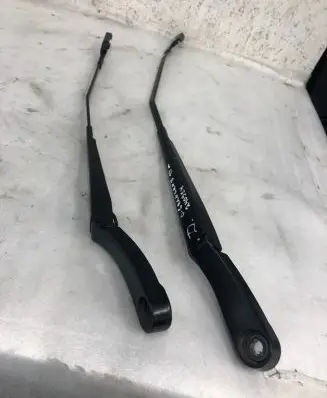 Opel Grandland X Front wiper blade arm Yp00060580