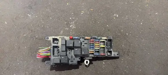 Volvo V70 Fuse module 8637841 518717004
