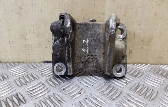 Honda CR-V Engine mounting bracket