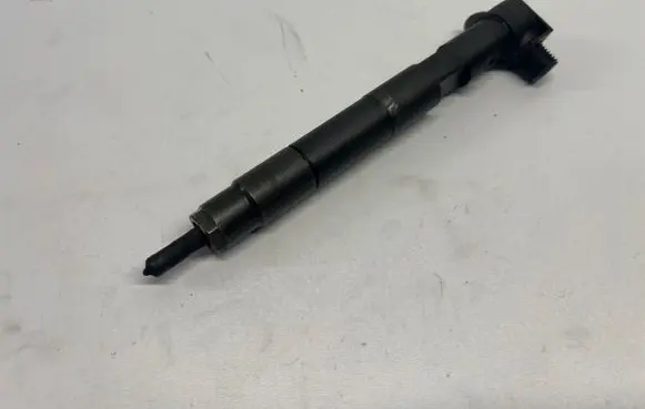 Mercedes-Benz E W212 Fuel injector A6510700587