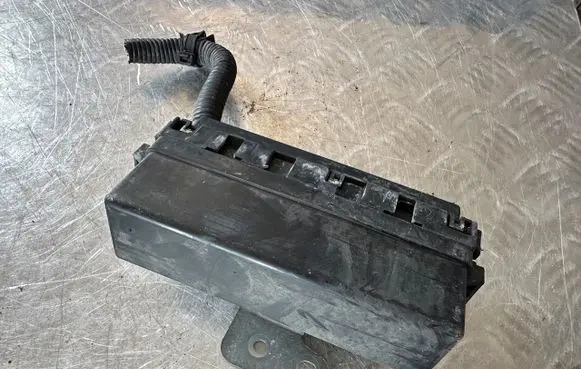 Renault Koleos I Relay mounting block 