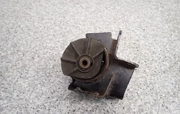 Engine mount vacuum valve