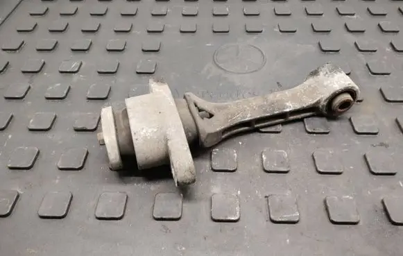 KIA Sportage Engine mount bracket