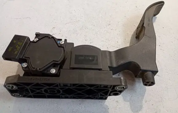 Volkswagen Polo IV 9N3 Accelerator throttle pedal 6Q1721503A