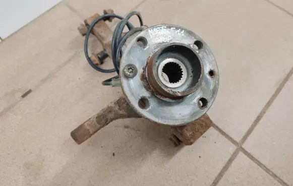 Nissan Note (E11) Front wheel hub 