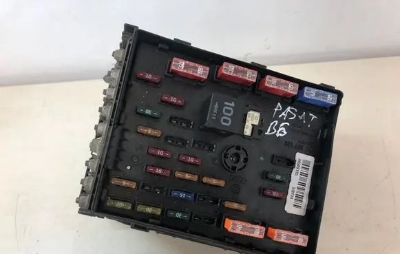 Volkswagen PASSAT B6 Fuse box set 3C0937125