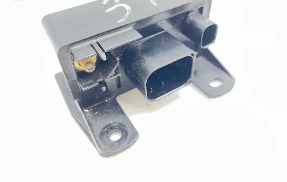 Mercedes-Benz E W211 Glow plug pre-heat relay 0005453516