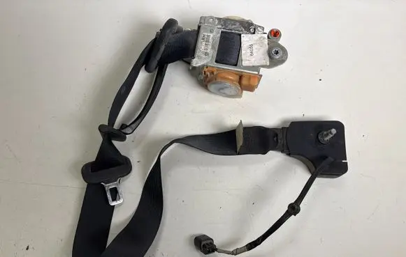 Ford Mustang V Front seatbelt ER3363611B08AAW