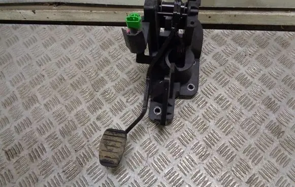 Renault Twingo III Brake pedal 465014775R