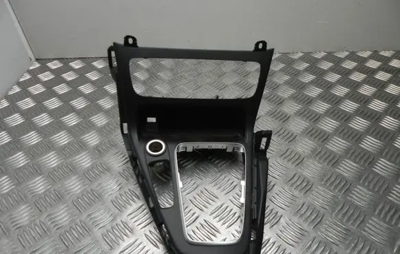 Ford Focus Radio/GPS head unit trim F1EBA044C82AGW T2149