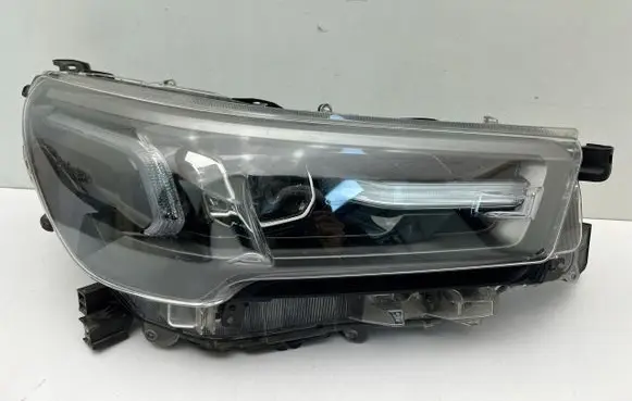 Toyota Hilux VIII Headlight/headlamp 81110-YP121