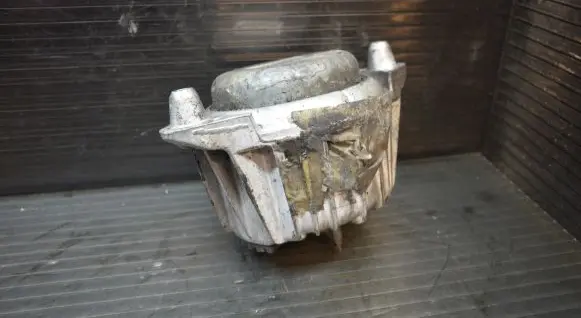 Mercedes-Benz E W212 Engine mount bracket