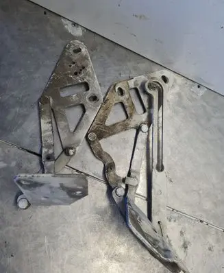 Engine bonnet/hood hinges