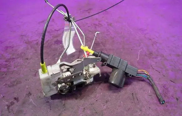 Citroen C1 Front door lock 
