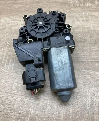 Audi A4 S4 B5 8D Front door window regulator motor 8D0959802 113846100 05071900