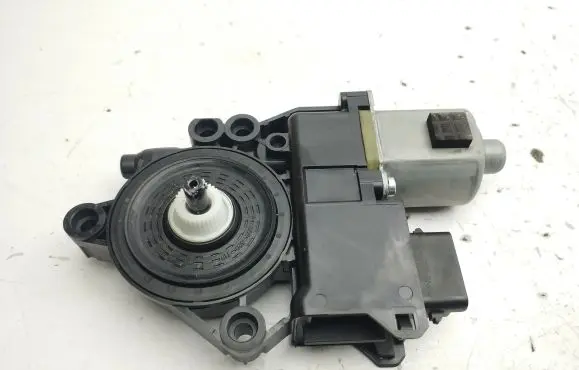 KIA Ceed Front door window regulator motor 82460J7010