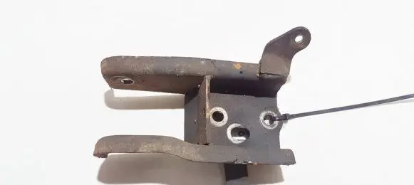 Engine mounting bracket