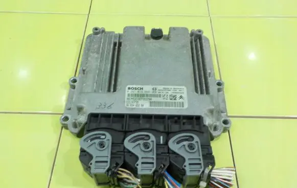 Renault Megane III Engine control unit/module 0281013666