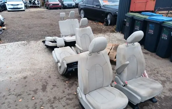 Chrysler Pacifica Interior set C50439101 Z7517902 T62WK266704561