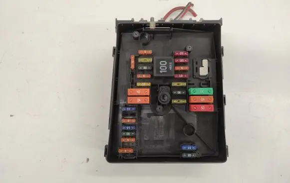 Volkswagen Caddy Fuse box set 0817286909 1K0937800