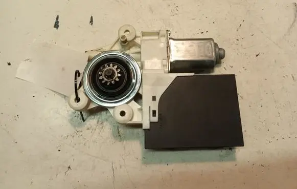 Volvo V50 Front door window regulator motor 30710151 992751105 5WK11431E