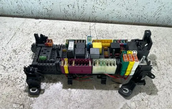 Mercedes-Benz A W176 Fuse module A2465400240