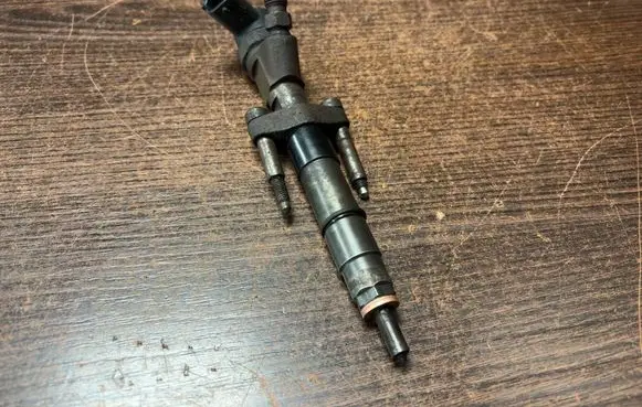 Opel Vivaro Fuel injector 8200101135 04451100875