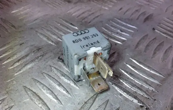 Volkswagen PASSAT B5 Other relay 8D0951253 370