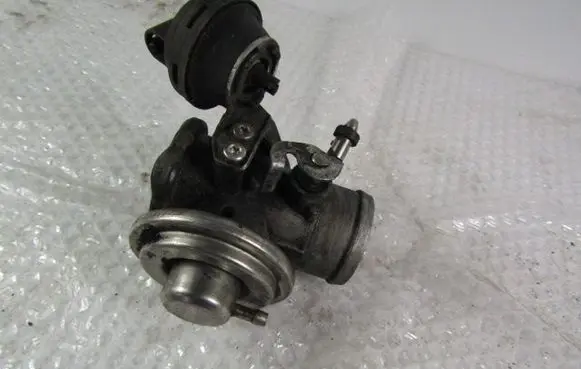 Volkswagen PASSAT B5 Electric throttle body valve 038129637