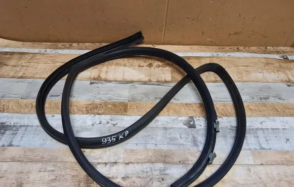 Toyota Corolla Verso AR10 Front door rubber seal