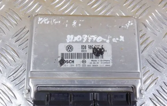 Volkswagen PASSAT B7 Engine control unit/module 8D0906018F