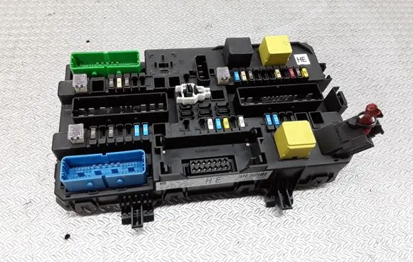Opel Zafira B Fuse module 13206757