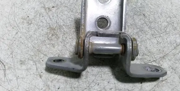 Mazda 3 I Rear door lower hinge