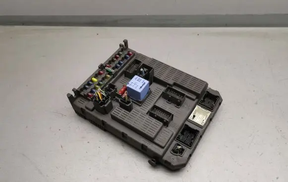 Peugeot 807 Fuse module 9649477280