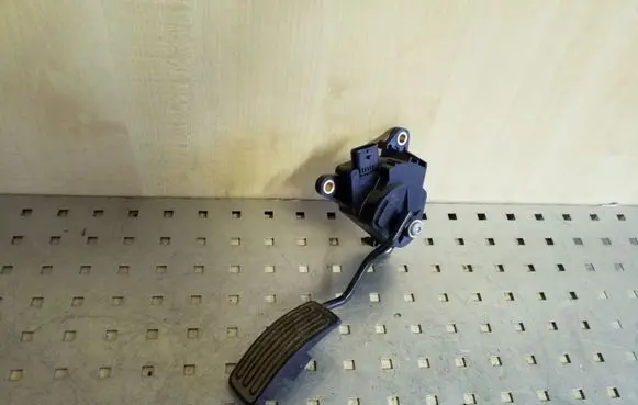 Nissan Qashqai Accelerator throttle pedal