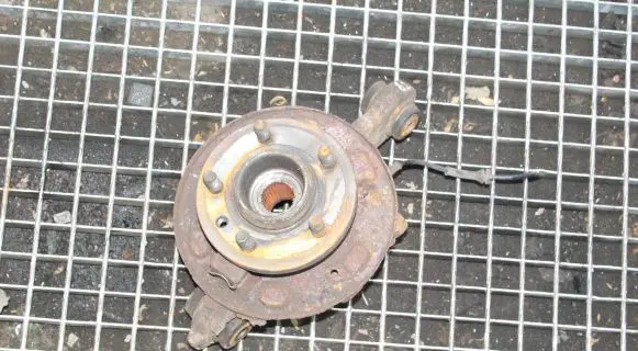 Land Rover Discovery 3 - LR3 Rear wheel hub