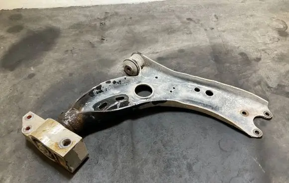Volkswagen PASSAT B7 Front lower control arm/wishbone