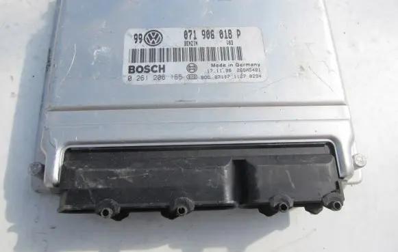Volkswagen PASSAT B5 Engine control unit/module 0261206165 071906018P
