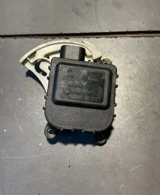 Volkswagen PASSAT B5.5 Air flap motor/actuator 0132801148 8D1820511E 700025693F